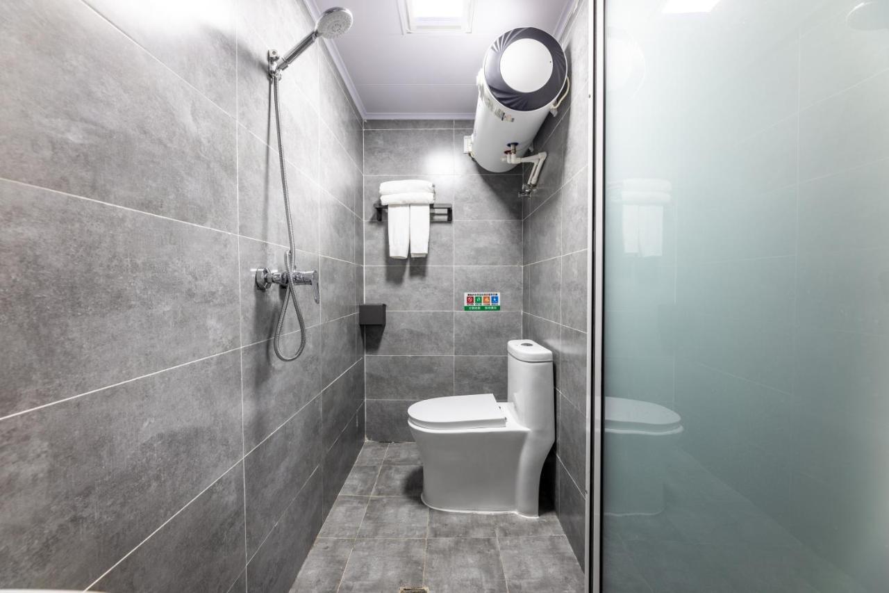 Happy Dragon Hotel -- Nearby Tiananmen Square & Forbidden City & Wangfujing Street & Line 5,6,8 Subway Nearby & Free Coffee & Free Laundry & Fluent English Speaking & Tourist Attractions Ticket Service & Free Wifi Unlimited For Western Software Peking  Buitenkant foto