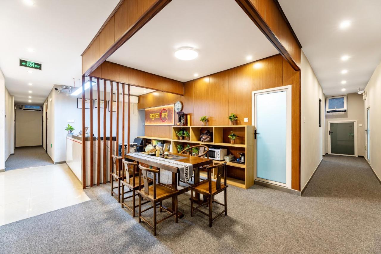 Happy Dragon Hotel -- Nearby Tiananmen Square & Forbidden City & Wangfujing Street & Line 5,6,8 Subway Nearby & Free Coffee & Free Laundry & Fluent English Speaking & Tourist Attractions Ticket Service & Free Wifi Unlimited For Western Software Peking  Buitenkant foto