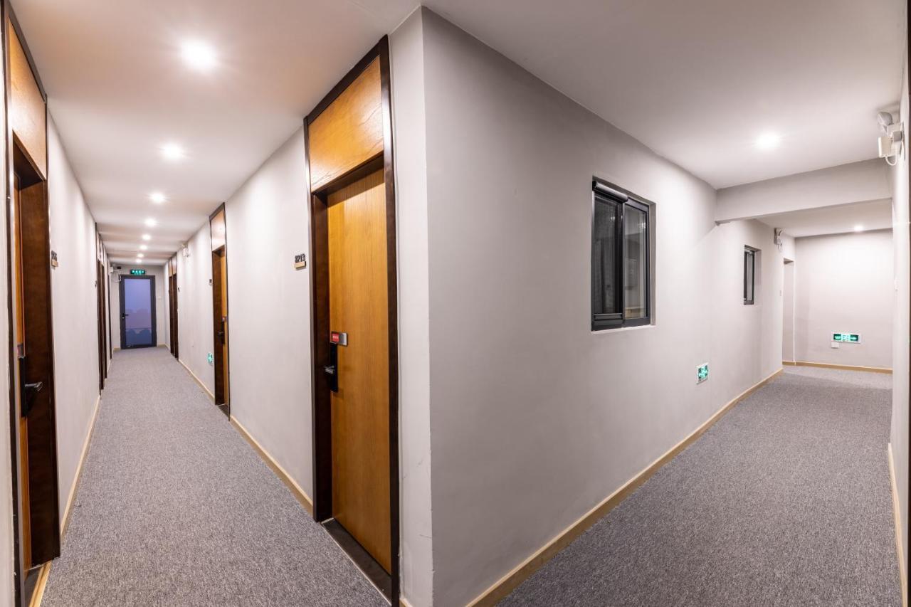 Happy Dragon Hotel -- Nearby Tiananmen Square & Forbidden City & Wangfujing Street & Line 5,6,8 Subway Nearby & Free Coffee & Free Laundry & Fluent English Speaking & Tourist Attractions Ticket Service & Free Wifi Unlimited For Western Software Peking  Buitenkant foto