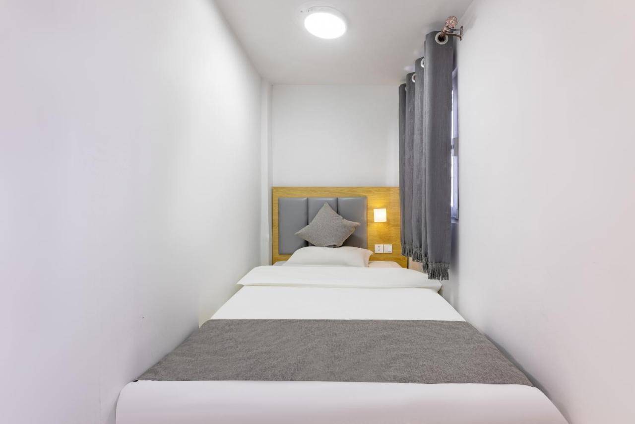 Happy Dragon Hotel -- Nearby Tiananmen Square & Forbidden City & Wangfujing Street & Line 5,6,8 Subway Nearby & Free Coffee & Free Laundry & Fluent English Speaking & Tourist Attractions Ticket Service & Free Wifi Unlimited For Western Software Peking  Buitenkant foto