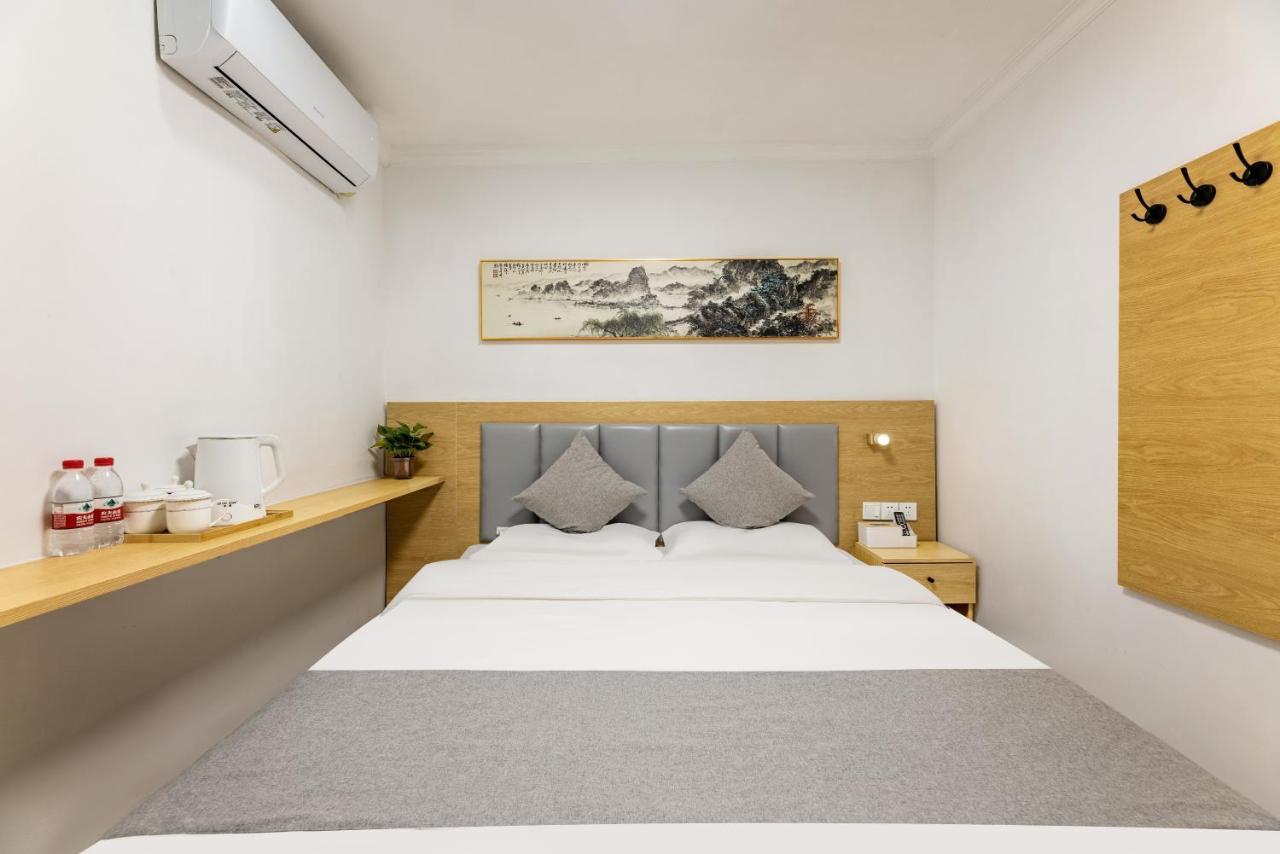 Happy Dragon Hotel -- Nearby Tiananmen Square & Forbidden City & Wangfujing Street & Line 5,6,8 Subway Nearby & Free Coffee & Free Laundry & Fluent English Speaking & Tourist Attractions Ticket Service & Free Wifi Unlimited For Western Software Peking  Buitenkant foto