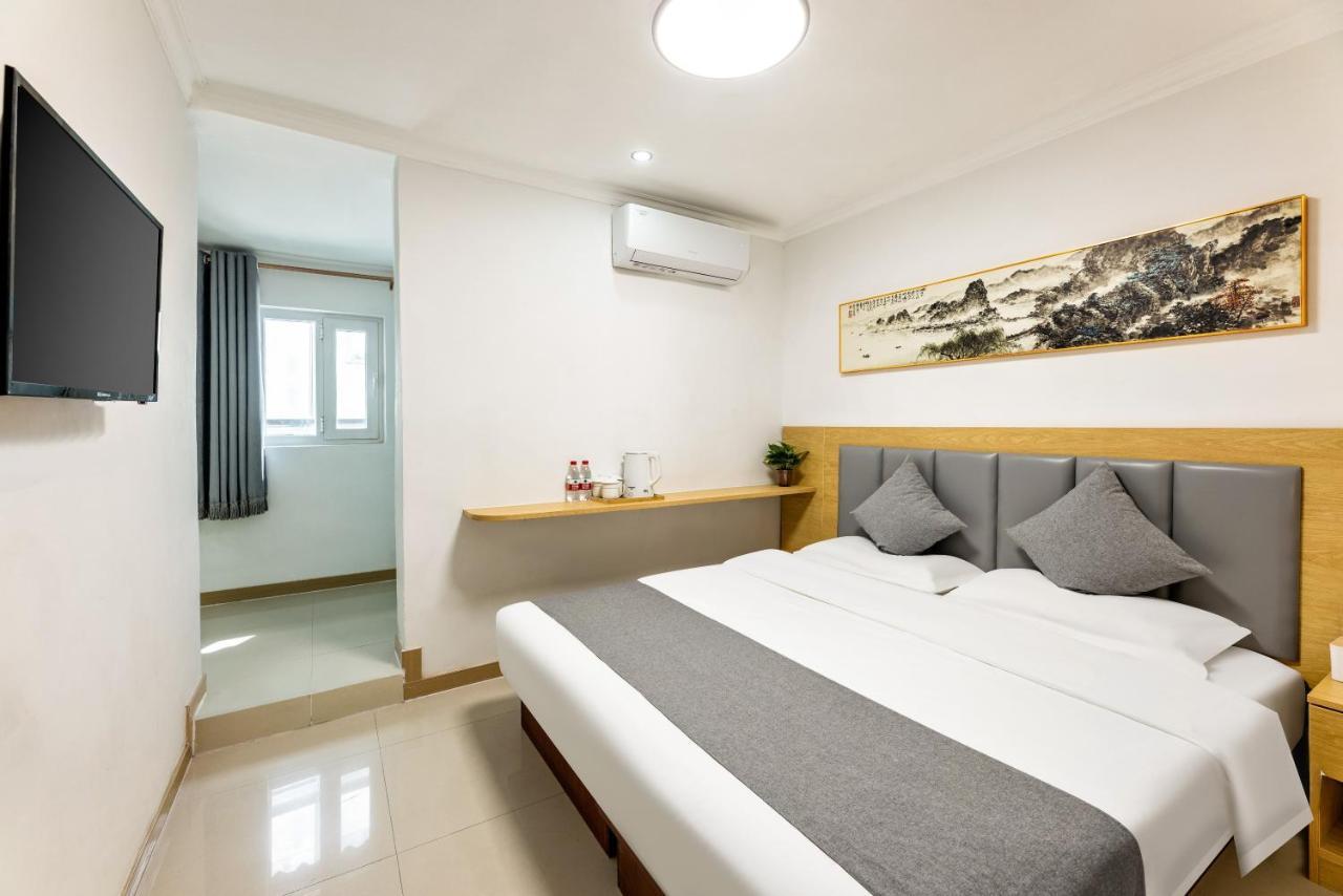 Happy Dragon Hotel -- Nearby Tiananmen Square & Forbidden City & Wangfujing Street & Line 5,6,8 Subway Nearby & Free Coffee & Free Laundry & Fluent English Speaking & Tourist Attractions Ticket Service & Free Wifi Unlimited For Western Software Peking  Buitenkant foto
