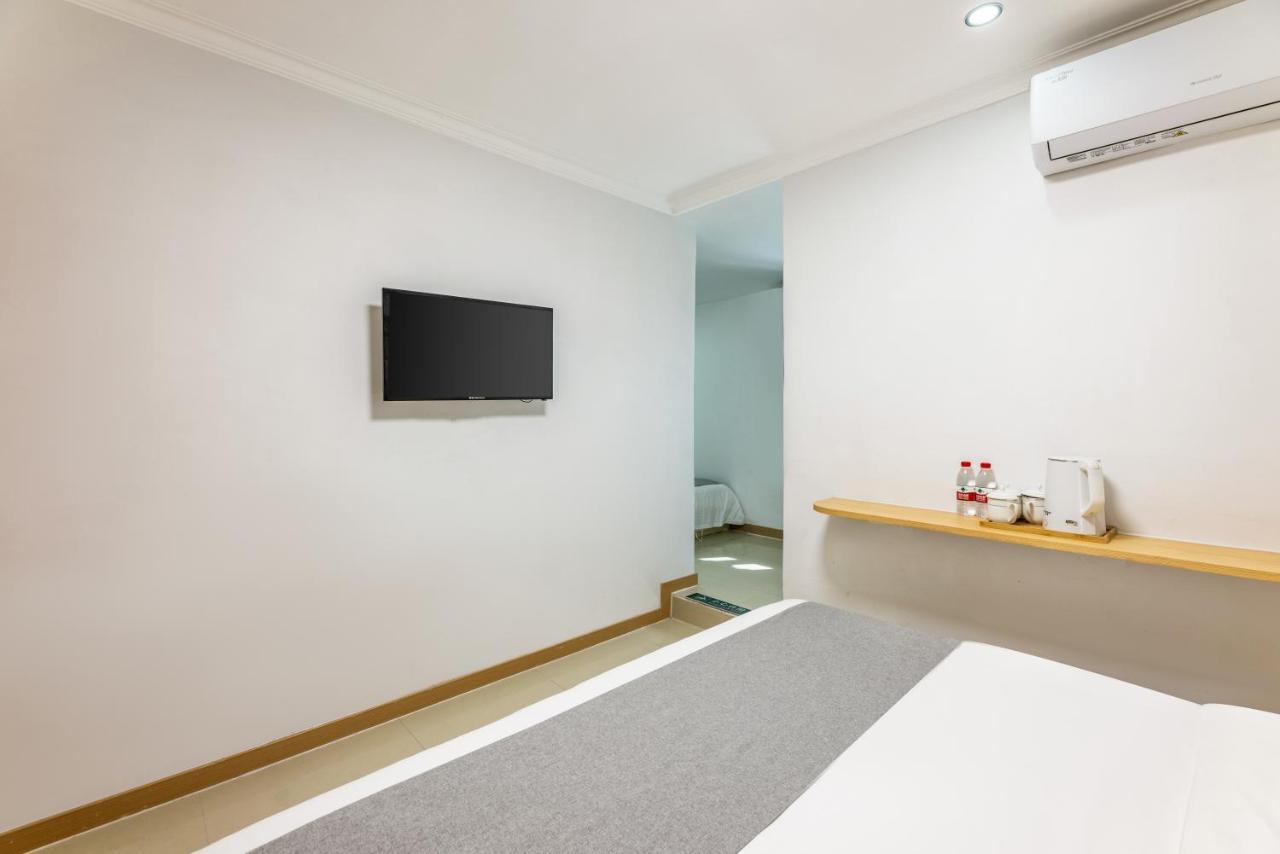 Happy Dragon Hotel -- Nearby Tiananmen Square & Forbidden City & Wangfujing Street & Line 5,6,8 Subway Nearby & Free Coffee & Free Laundry & Fluent English Speaking & Tourist Attractions Ticket Service & Free Wifi Unlimited For Western Software Peking  Buitenkant foto