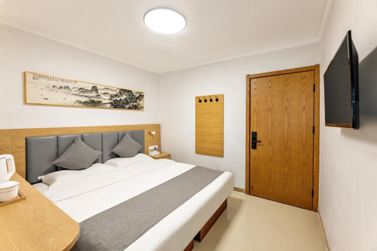 Happy Dragon Hotel -- Nearby Tiananmen Square & Forbidden City & Wangfujing Street & Line 5,6,8 Subway Nearby & Free Coffee & Free Laundry & Fluent English Speaking & Tourist Attractions Ticket Service & Free Wifi Unlimited For Western Software Peking  Buitenkant foto