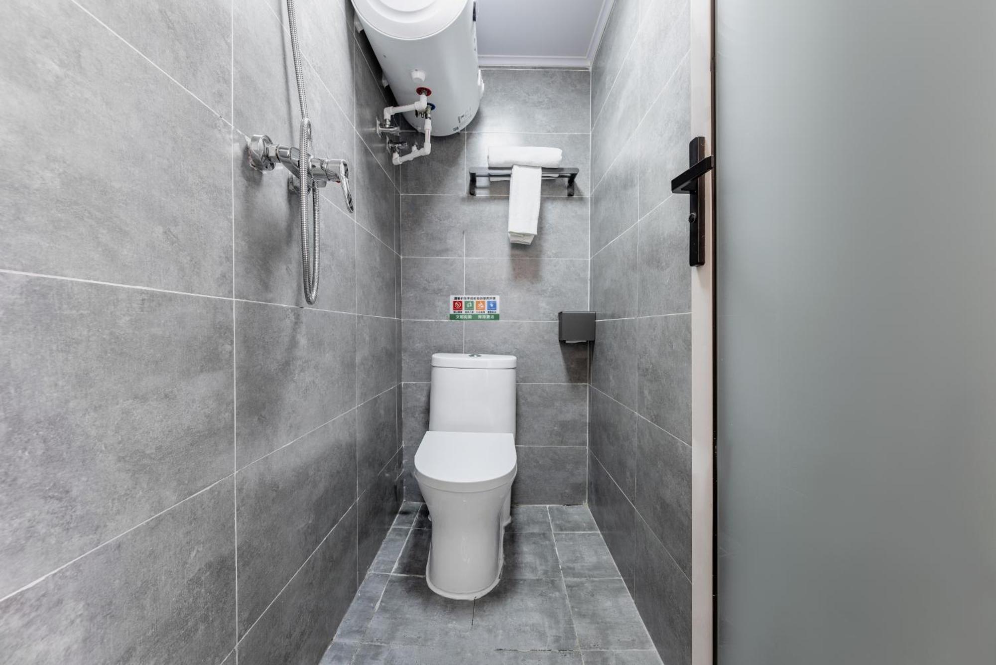 Happy Dragon Hotel -- Nearby Tiananmen Square & Forbidden City & Wangfujing Street & Line 5,6,8 Subway Nearby & Free Coffee & Free Laundry & Fluent English Speaking & Tourist Attractions Ticket Service & Free Wifi Unlimited For Western Software Peking  Buitenkant foto
