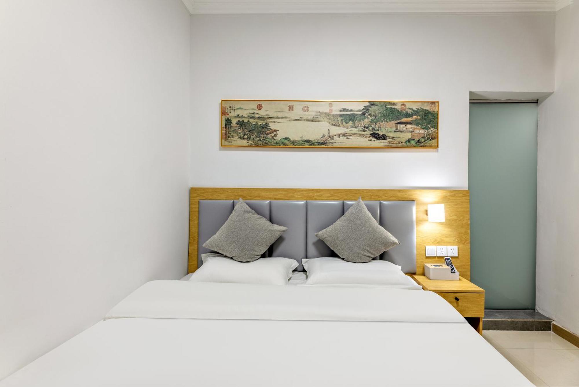 Happy Dragon Hotel -- Nearby Tiananmen Square & Forbidden City & Wangfujing Street & Line 5,6,8 Subway Nearby & Free Coffee & Free Laundry & Fluent English Speaking & Tourist Attractions Ticket Service & Free Wifi Unlimited For Western Software Peking  Buitenkant foto
