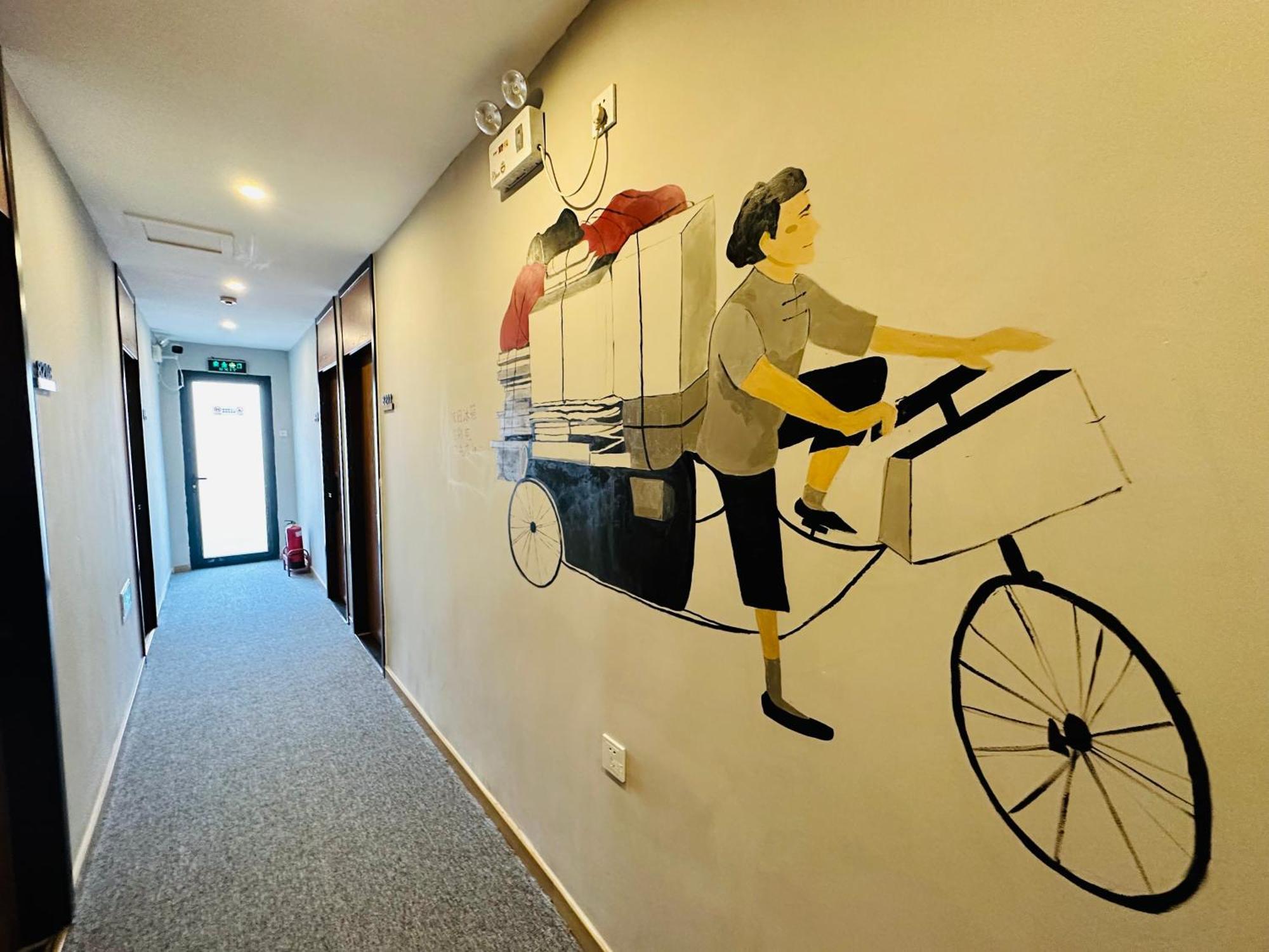 Happy Dragon Hotel -- Nearby Tiananmen Square & Forbidden City & Wangfujing Street & Line 5,6,8 Subway Nearby & Free Coffee & Free Laundry & Fluent English Speaking & Tourist Attractions Ticket Service & Free Wifi Unlimited For Western Software Peking  Buitenkant foto
