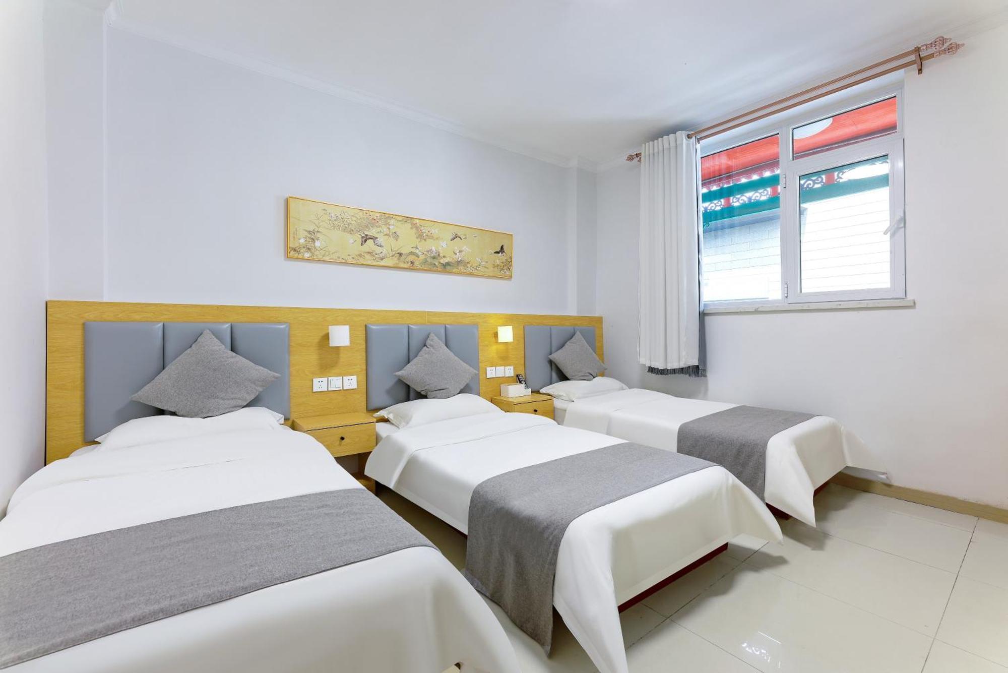 Happy Dragon Hotel -- Nearby Tiananmen Square & Forbidden City & Wangfujing Street & Line 5,6,8 Subway Nearby & Free Coffee & Free Laundry & Fluent English Speaking & Tourist Attractions Ticket Service & Free Wifi Unlimited For Western Software Peking  Buitenkant foto