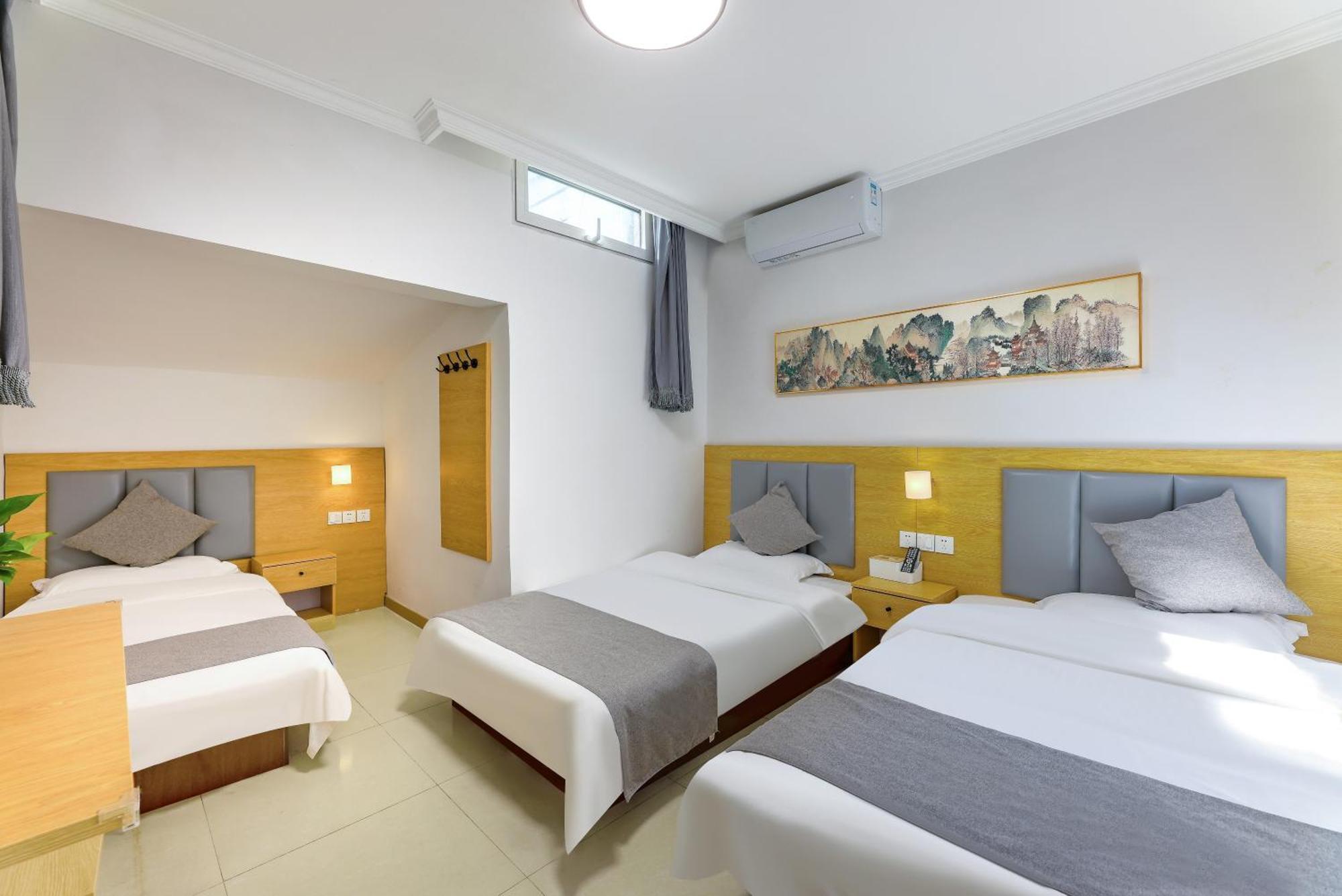 Happy Dragon Hotel -- Nearby Tiananmen Square & Forbidden City & Wangfujing Street & Line 5,6,8 Subway Nearby & Free Coffee & Free Laundry & Fluent English Speaking & Tourist Attractions Ticket Service & Free Wifi Unlimited For Western Software Peking  Buitenkant foto