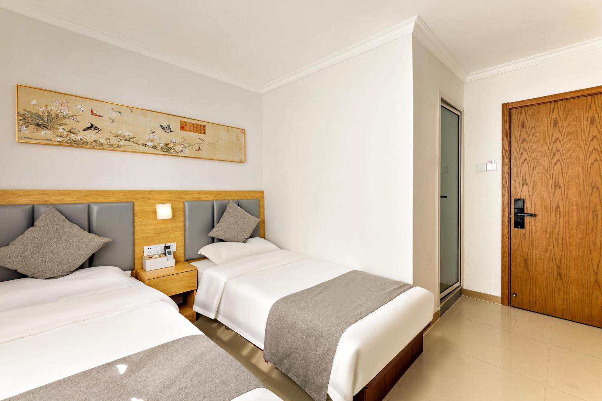 Happy Dragon Hotel -- Nearby Tiananmen Square & Forbidden City & Wangfujing Street & Line 5,6,8 Subway Nearby & Free Coffee & Free Laundry & Fluent English Speaking & Tourist Attractions Ticket Service & Free Wifi Unlimited For Western Software Peking  Buitenkant foto
