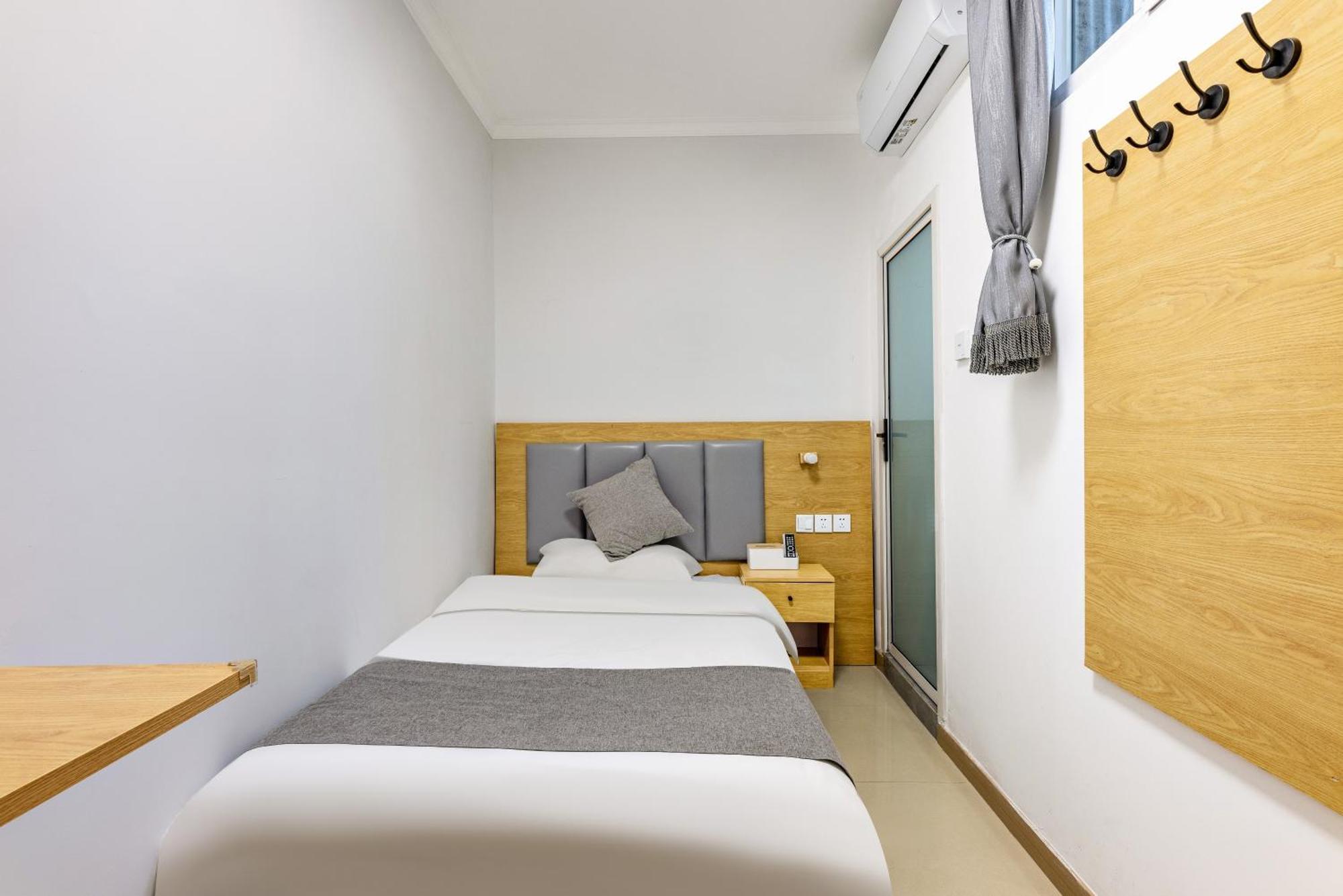 Happy Dragon Hotel -- Nearby Tiananmen Square & Forbidden City & Wangfujing Street & Line 5,6,8 Subway Nearby & Free Coffee & Free Laundry & Fluent English Speaking & Tourist Attractions Ticket Service & Free Wifi Unlimited For Western Software Peking  Buitenkant foto