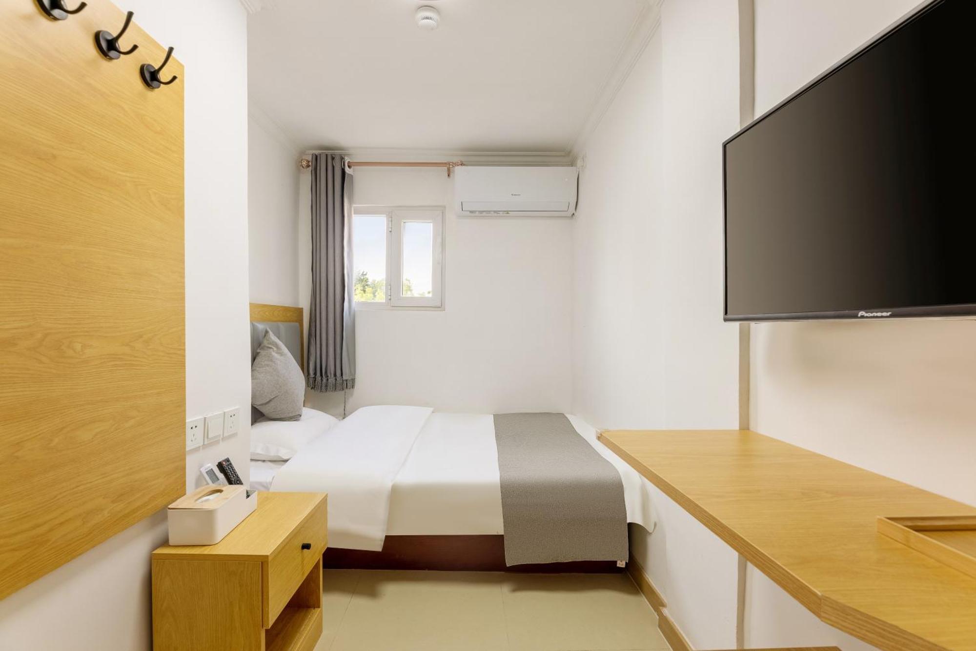 Happy Dragon Hotel -- Nearby Tiananmen Square & Forbidden City & Wangfujing Street & Line 5,6,8 Subway Nearby & Free Coffee & Free Laundry & Fluent English Speaking & Tourist Attractions Ticket Service & Free Wifi Unlimited For Western Software Peking  Buitenkant foto
