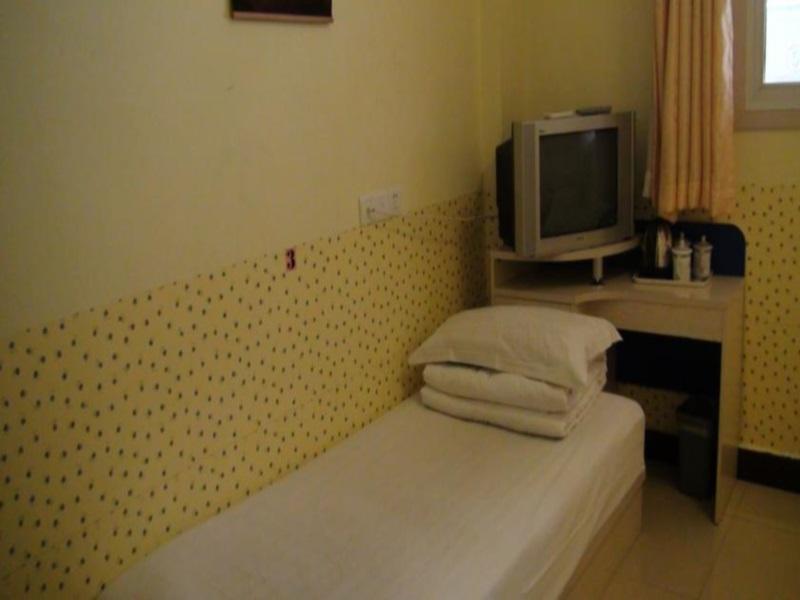 Happy Dragon Hotel -- Nearby Tiananmen Square & Forbidden City & Wangfujing Street & Line 5,6,8 Subway Nearby & Free Coffee & Free Laundry & Fluent English Speaking & Tourist Attractions Ticket Service & Free Wifi Unlimited For Western Software Peking  Buitenkant foto
