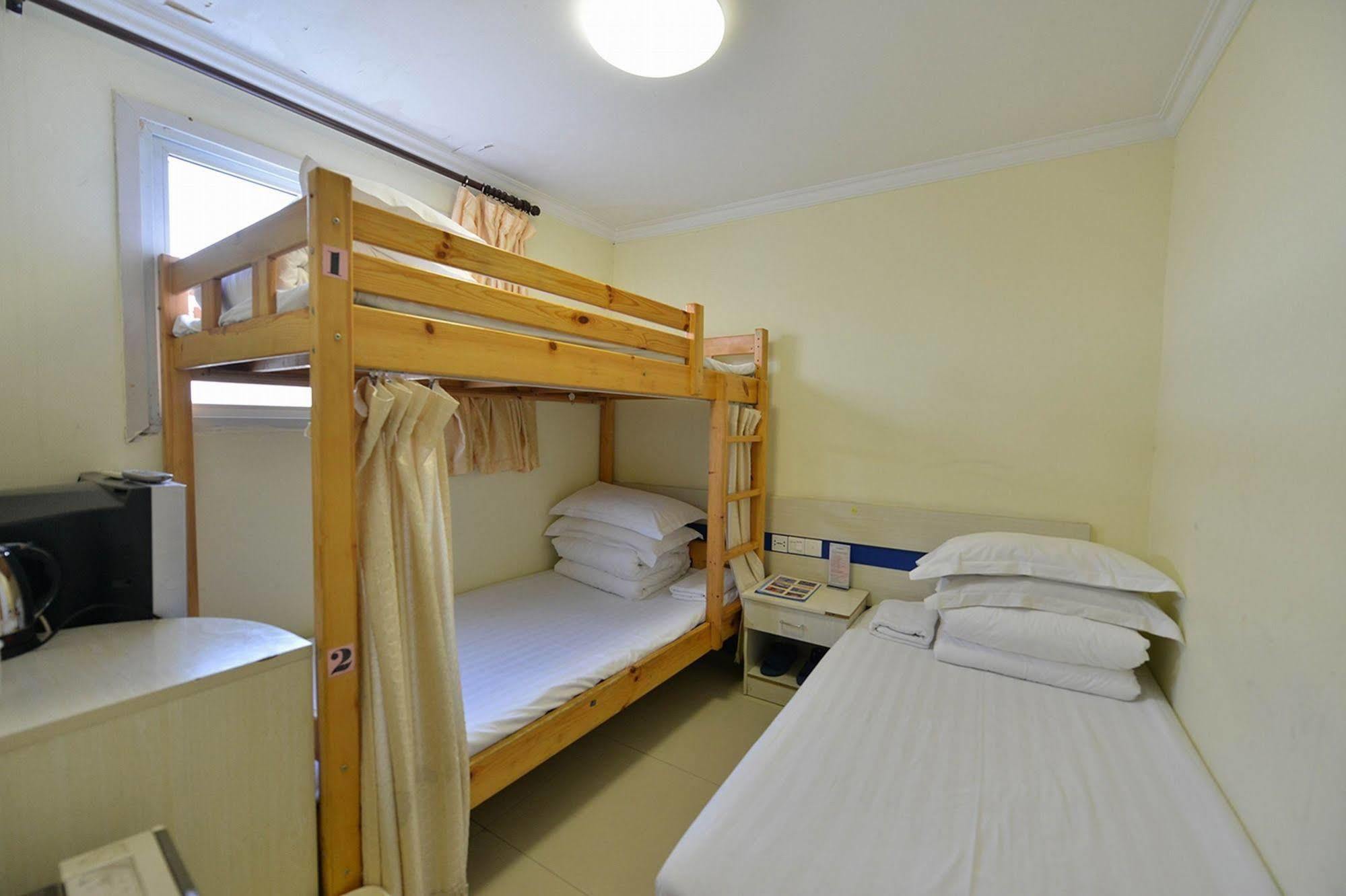 Happy Dragon Hotel -- Nearby Tiananmen Square & Forbidden City & Wangfujing Street & Line 5,6,8 Subway Nearby & Free Coffee & Free Laundry & Fluent English Speaking & Tourist Attractions Ticket Service & Free Wifi Unlimited For Western Software Peking  Buitenkant foto