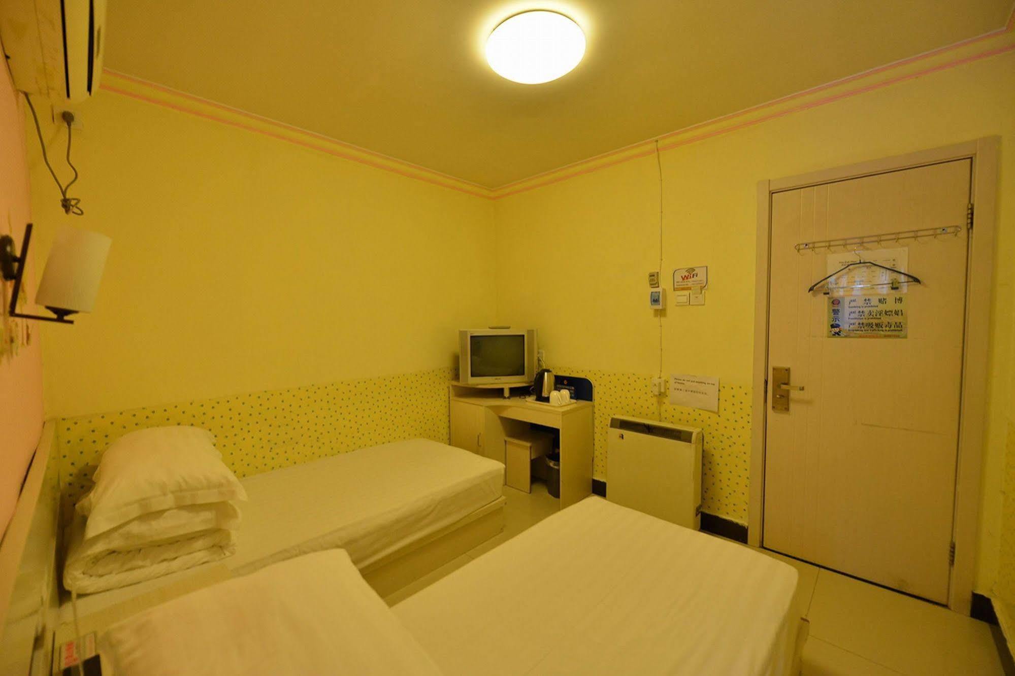Happy Dragon Hotel -- Nearby Tiananmen Square & Forbidden City & Wangfujing Street & Line 5,6,8 Subway Nearby & Free Coffee & Free Laundry & Fluent English Speaking & Tourist Attractions Ticket Service & Free Wifi Unlimited For Western Software Peking  Buitenkant foto