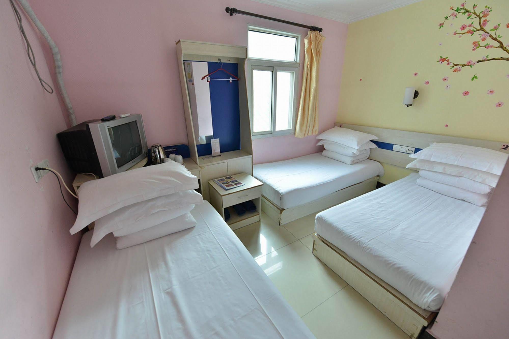Happy Dragon Hotel -- Nearby Tiananmen Square & Forbidden City & Wangfujing Street & Line 5,6,8 Subway Nearby & Free Coffee & Free Laundry & Fluent English Speaking & Tourist Attractions Ticket Service & Free Wifi Unlimited For Western Software Peking  Buitenkant foto