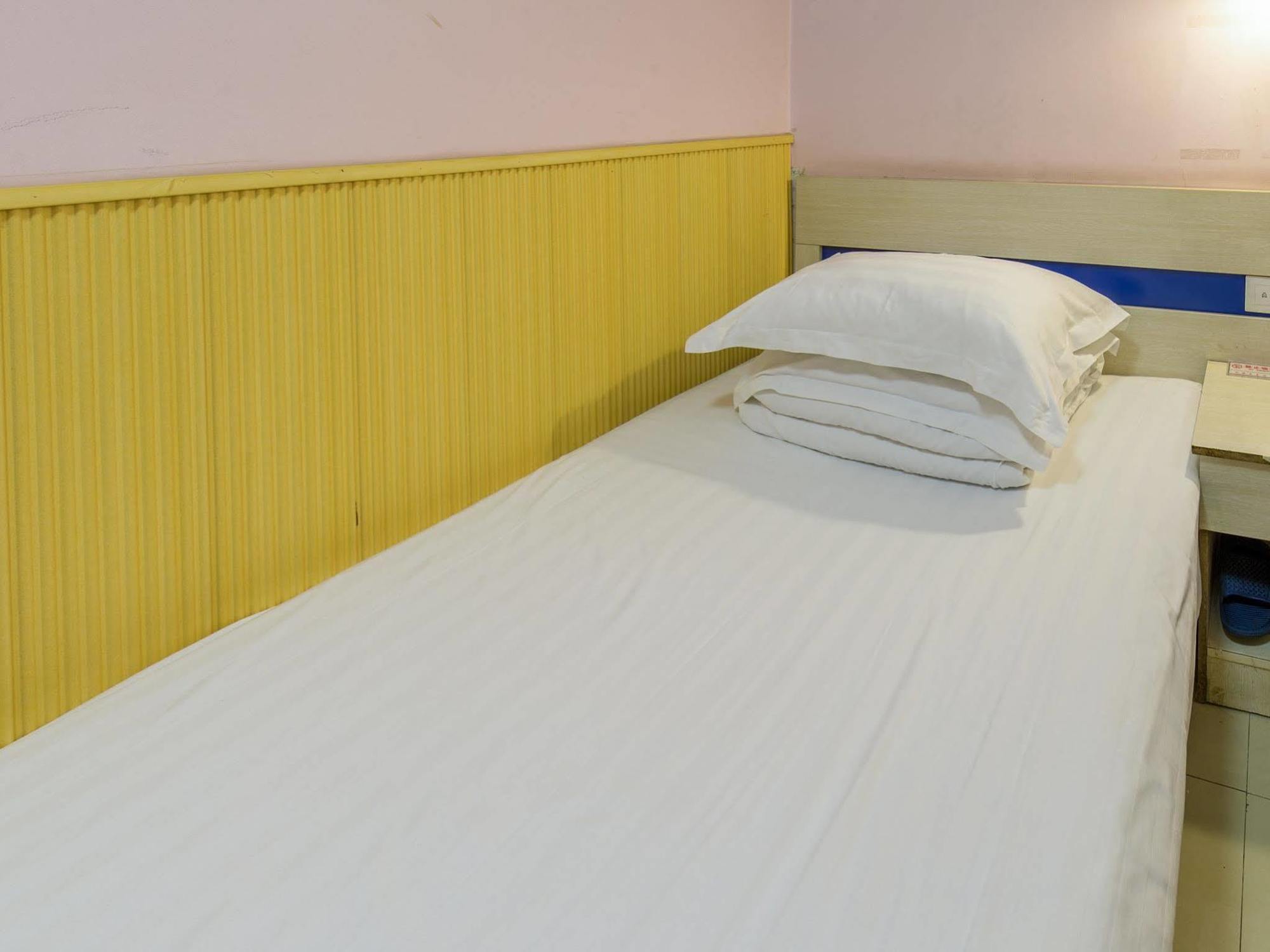 Happy Dragon Hotel -- Nearby Tiananmen Square & Forbidden City & Wangfujing Street & Line 5,6,8 Subway Nearby & Free Coffee & Free Laundry & Fluent English Speaking & Tourist Attractions Ticket Service & Free Wifi Unlimited For Western Software Peking  Buitenkant foto