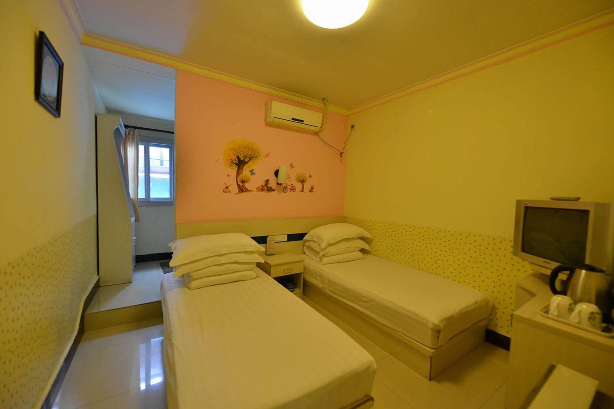 Happy Dragon Hotel -- Nearby Tiananmen Square & Forbidden City & Wangfujing Street & Line 5,6,8 Subway Nearby & Free Coffee & Free Laundry & Fluent English Speaking & Tourist Attractions Ticket Service & Free Wifi Unlimited For Western Software Peking  Buitenkant foto